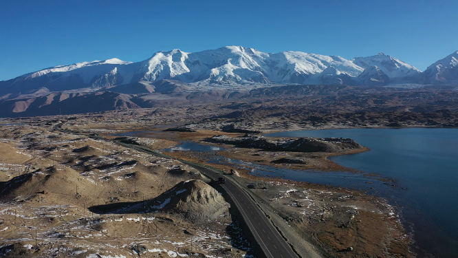 新疆帕米尔高原慕士塔格雪峰下的中巴公路